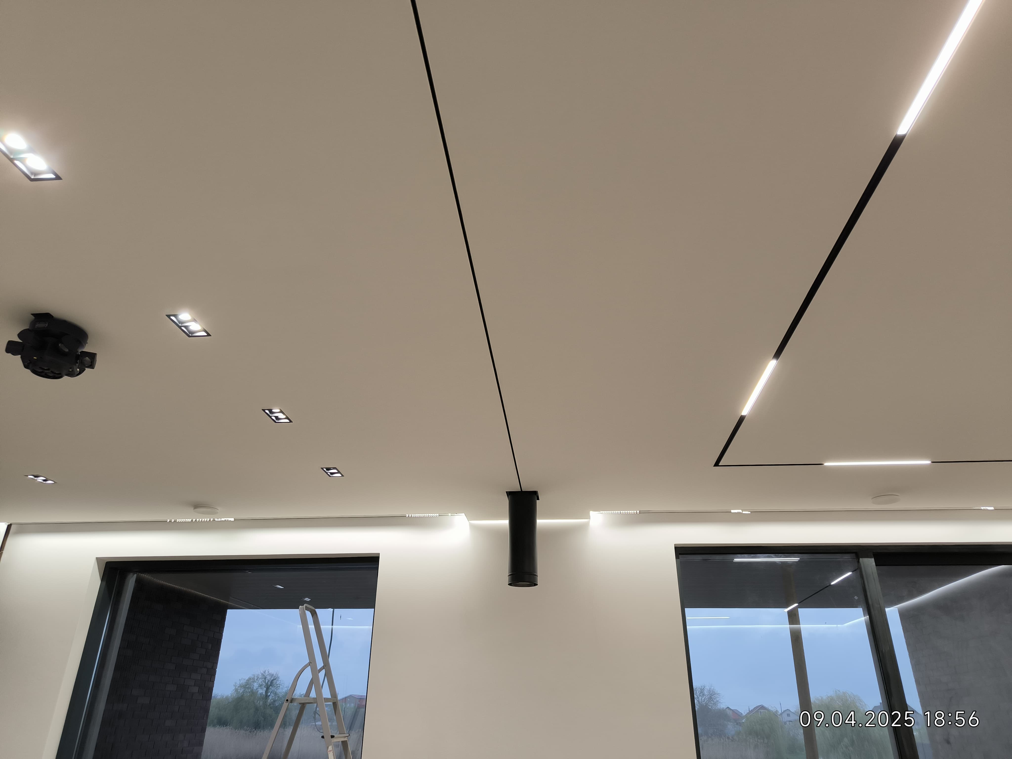 Тканевый потолок D-premium с встроенным трековым освещением и теневым примыканием