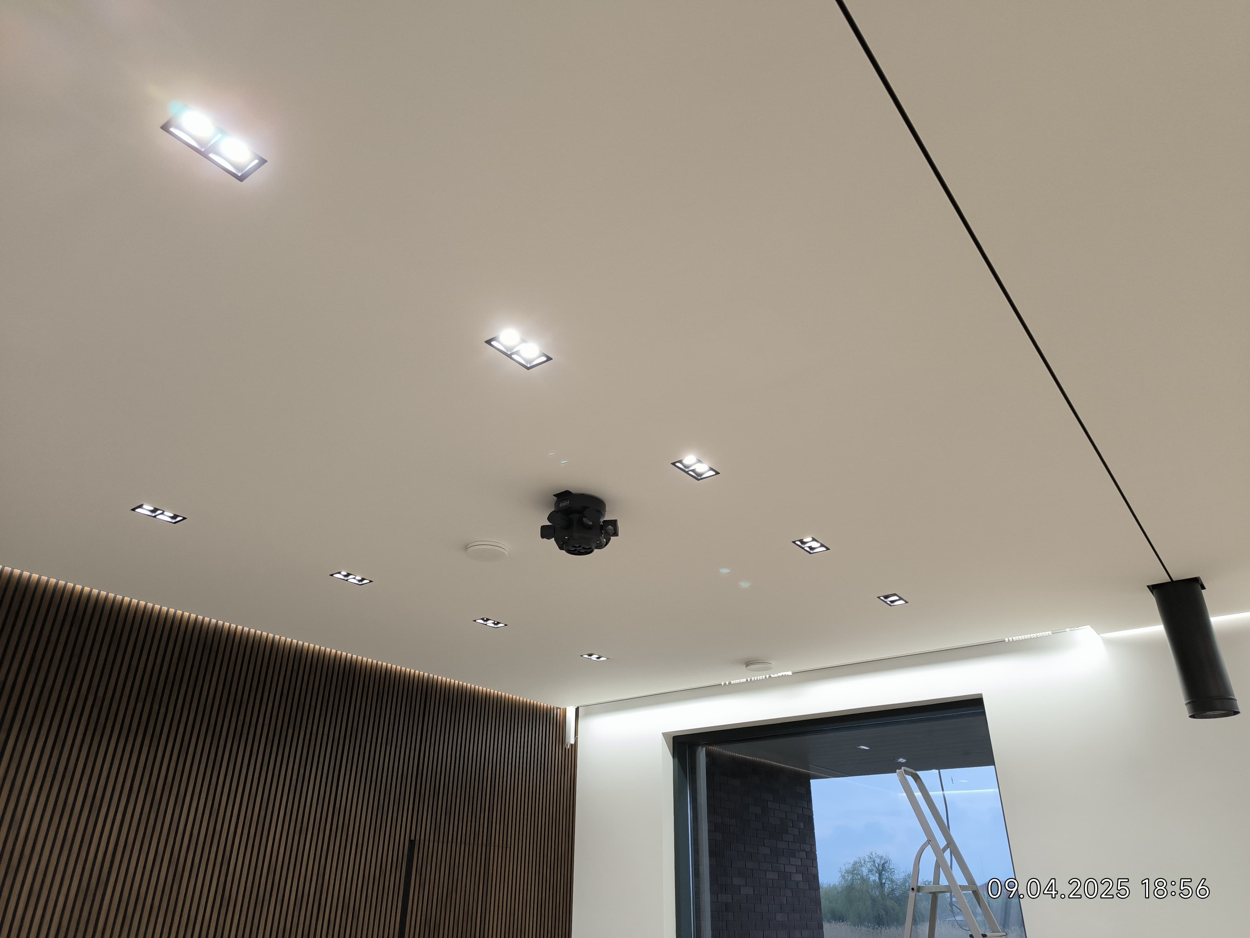 Тканевый потолок D-premium с встроенным трековым освещением и теневым примыканием