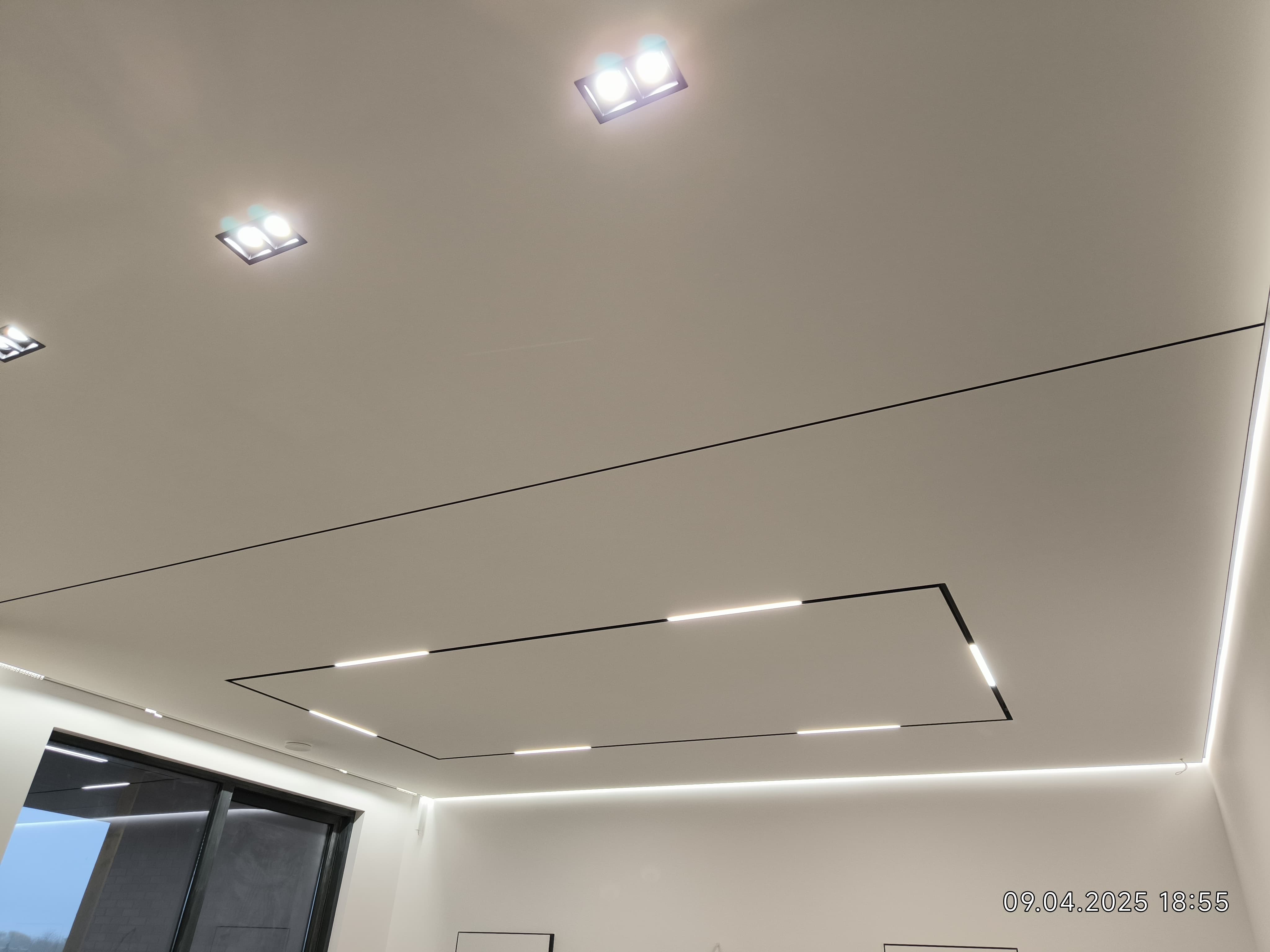 Тканевый потолок D-premium с встроенным трековым освещением и теневым примыканием