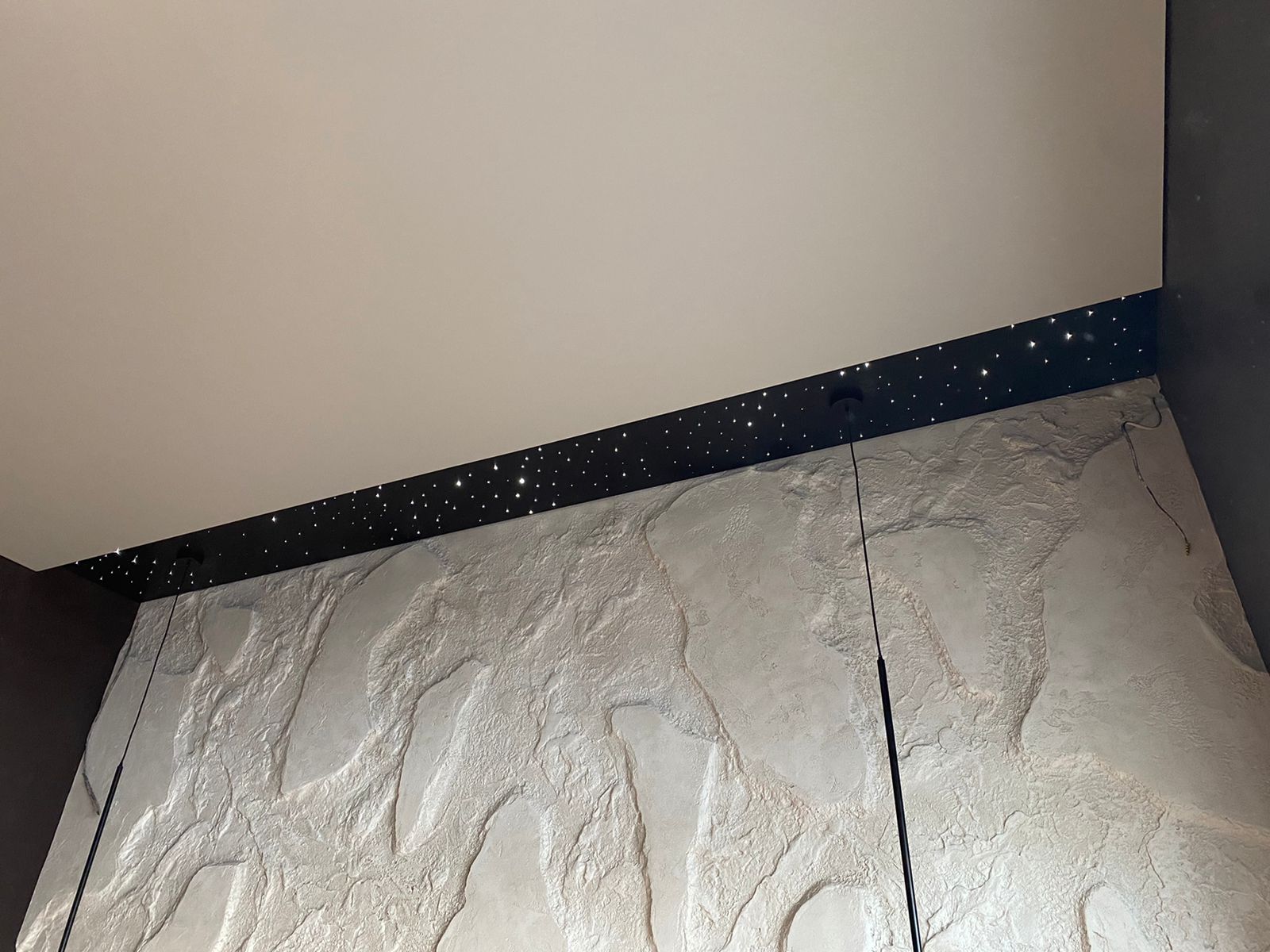 потолок "Звездное небо", установленный в спальне нашего заказчика в Краснодаре. 150 нитей оптоволоконных.