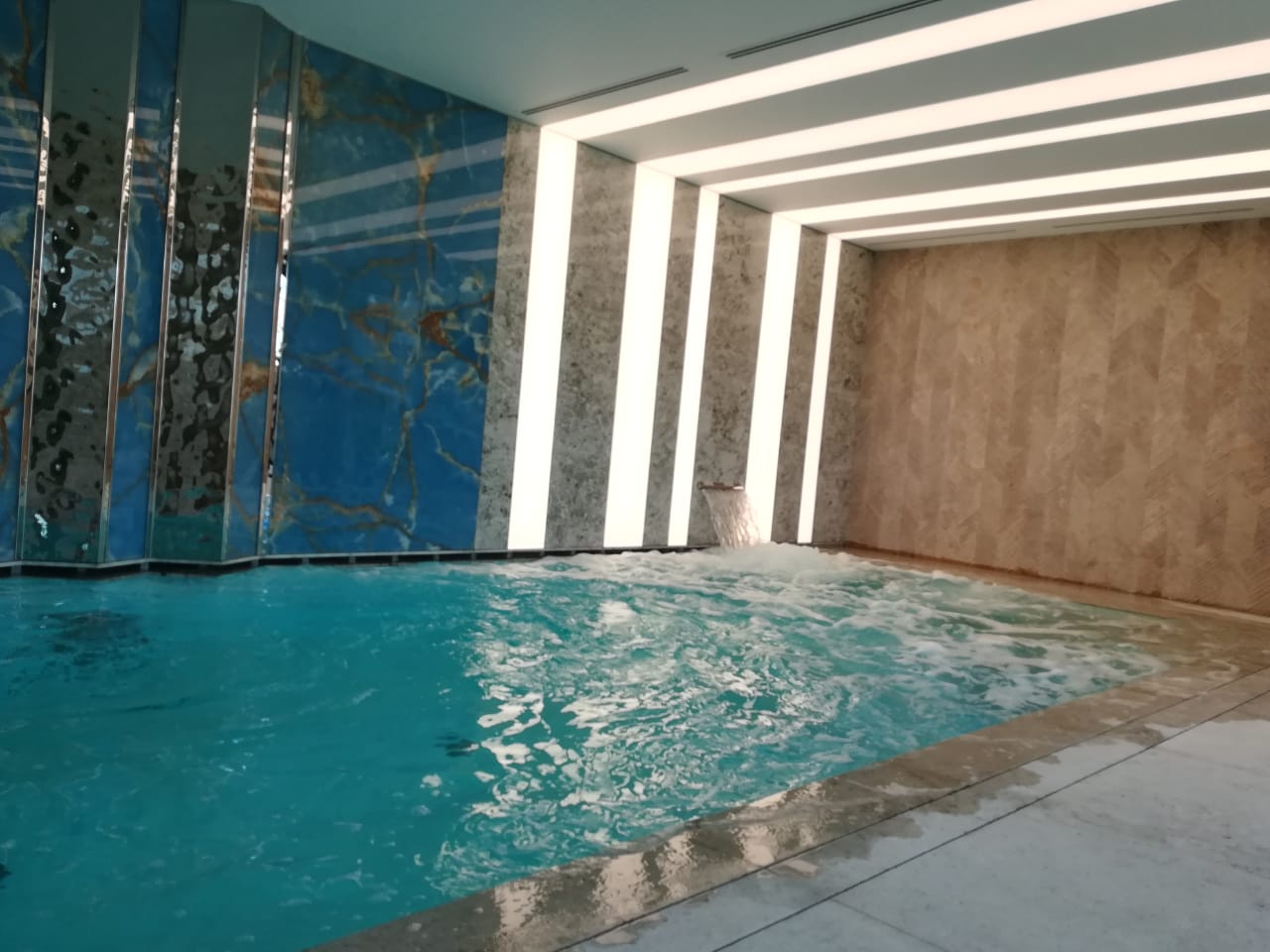 световой потолок в бассейне