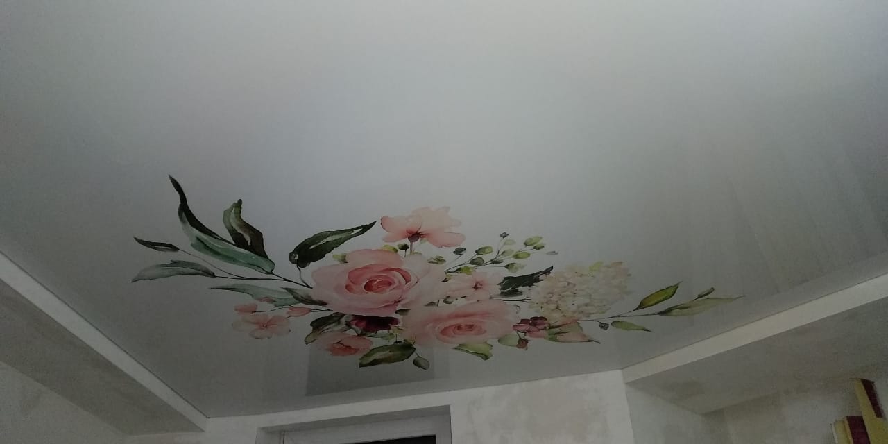 Фотопечать цветы на натяжном потолке заказать в Краснодаре