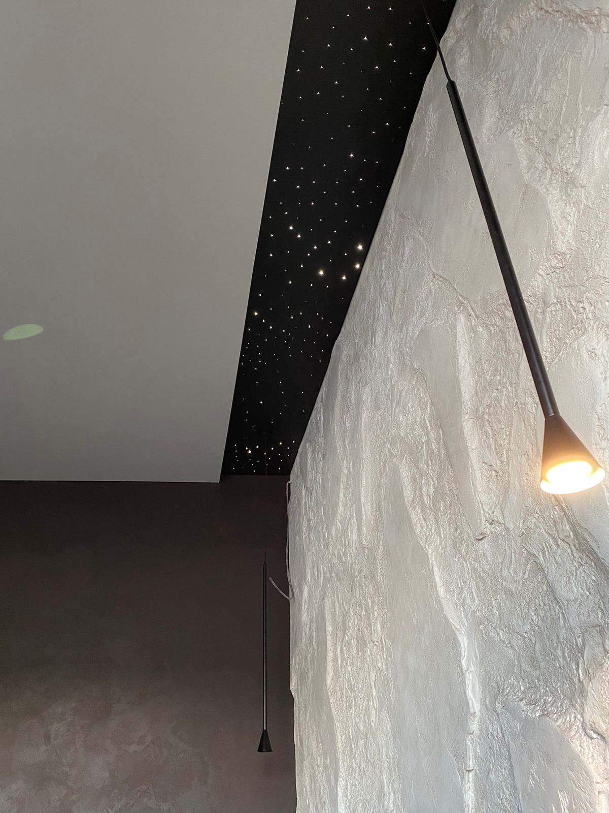 потолок "Звездное небо", установленный в спальне нашего заказчика в Краснодаре. На потолке дизайнерский подвес.